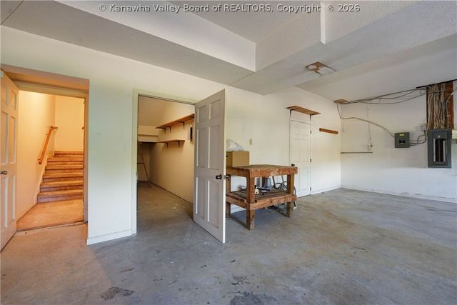 2 Beacon Hill, Charleston, WV 25311