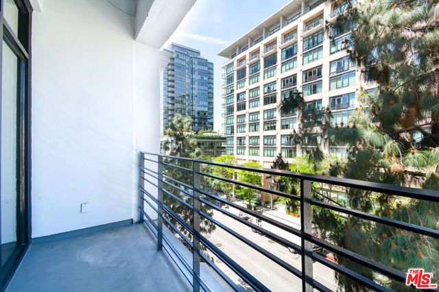 330 W 11th Street 406, Los Angeles, CA 90015