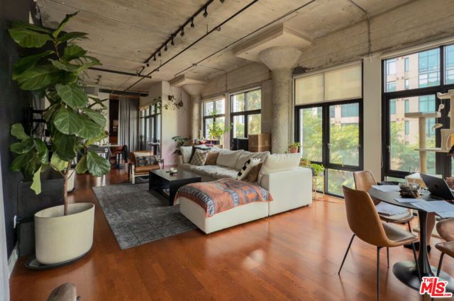 330 W 11th Street 406, Los Angeles, CA 90015