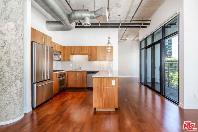 330 W 11th Street 406, Los Angeles, CA 90015