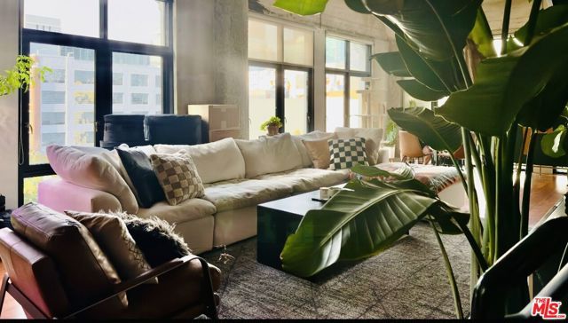 330 W 11th Street 406, Los Angeles, CA 90015