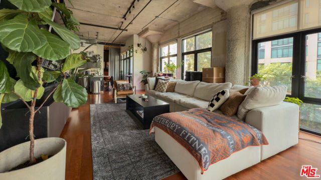 330 W 11th Street 406, Los Angeles, CA 90015