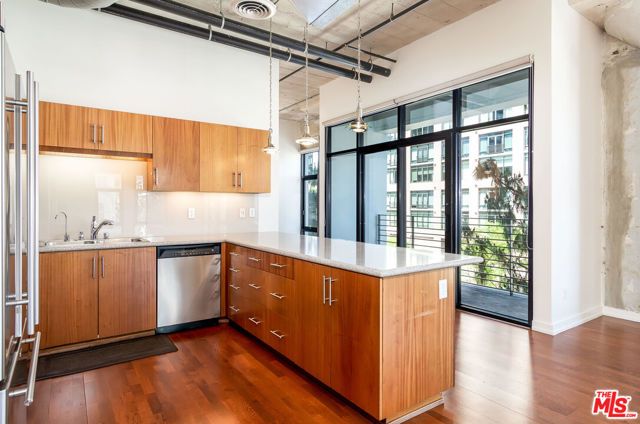 330 W 11th Street 406, Los Angeles, CA 90015