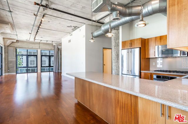 330 W 11th Street 406, Los Angeles, CA 90015