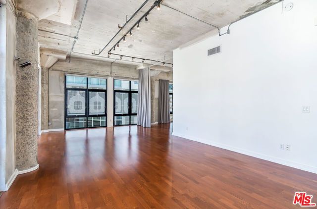 330 W 11th Street 406, Los Angeles, CA 90015