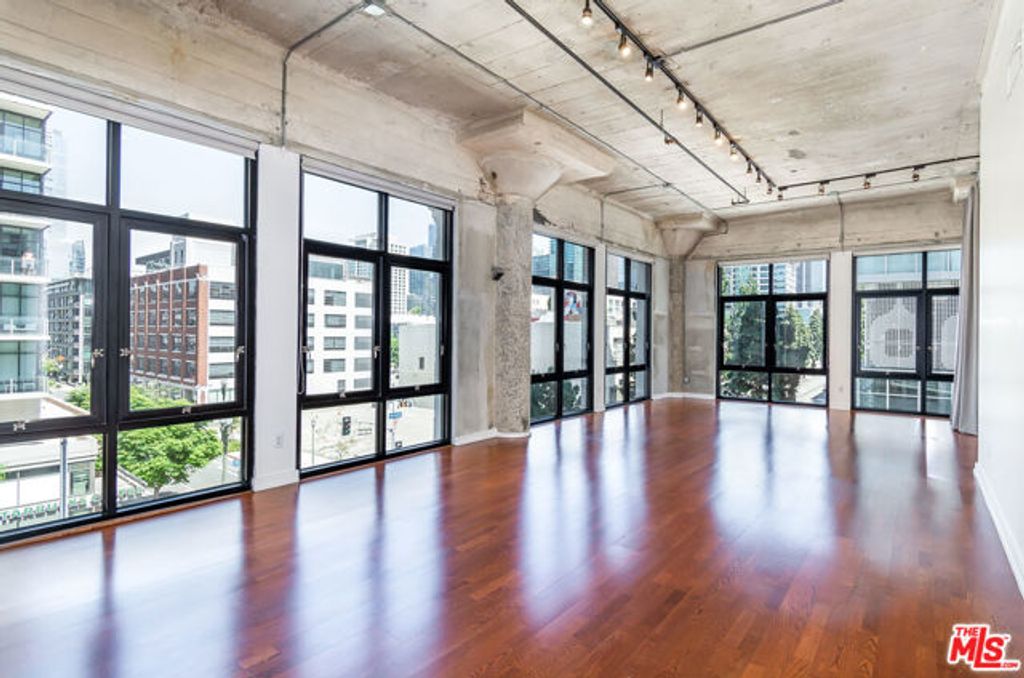 330 W 11th Street 406, Los Angeles, CA 90015