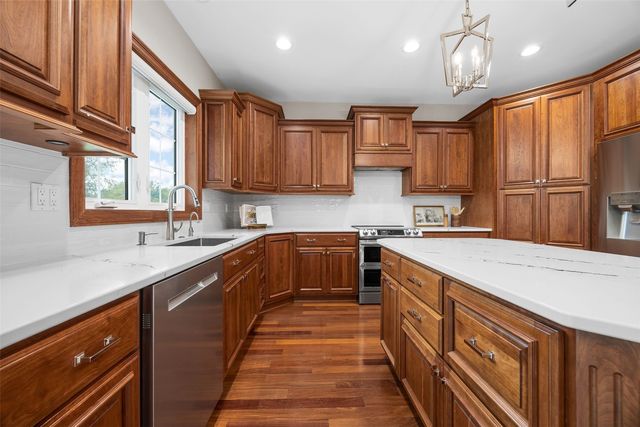 1150 Bedford Court, Marion, IA 52302