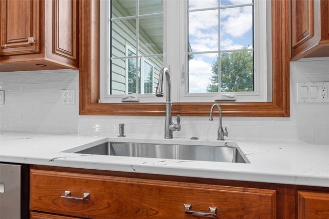 1150 Bedford Court, Marion, IA 52302