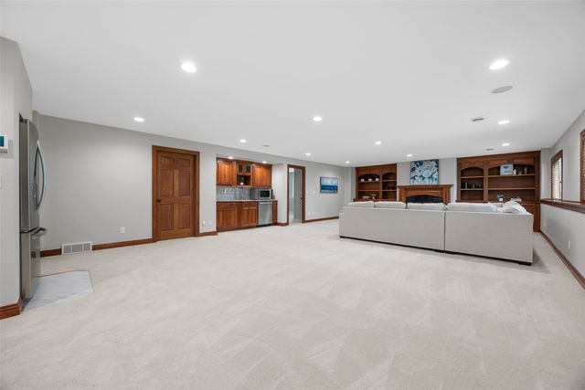 1150 Bedford Court, Marion, IA 52302