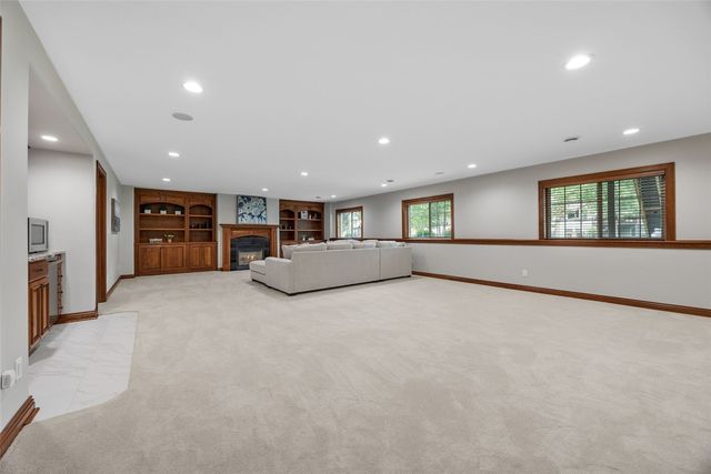 1150 Bedford Court, Marion, IA 52302