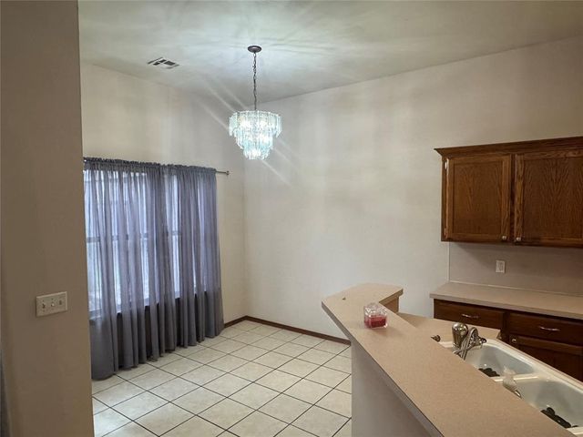 601 N Chisholm Trail Way, Mustang, OK 73064