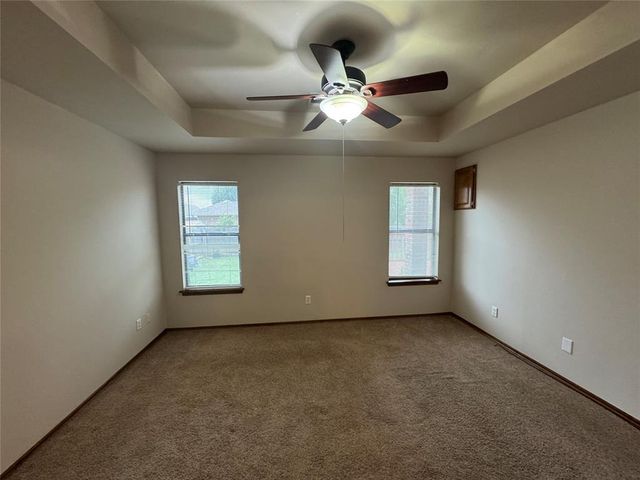 601 N Chisholm Trail Way, Mustang, OK 73064