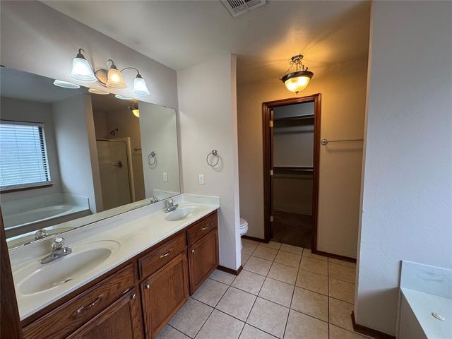 601 N Chisholm Trail Way, Mustang, OK 73064