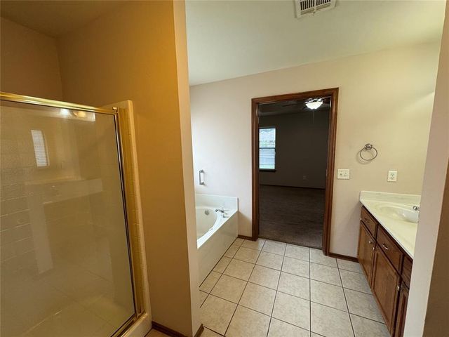 601 N Chisholm Trail Way, Mustang, OK 73064