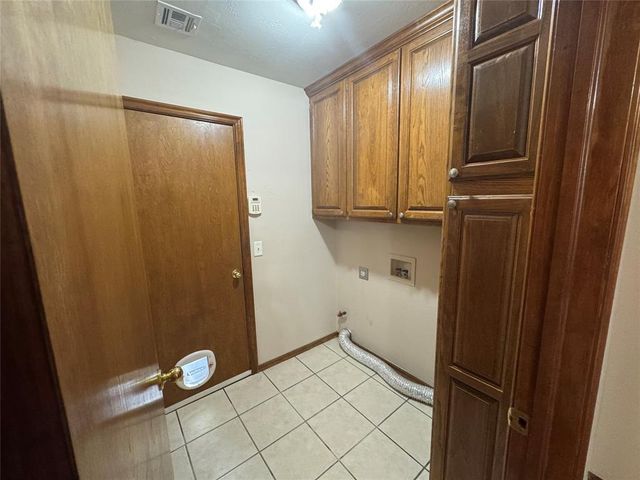 601 N Chisholm Trail Way, Mustang, OK 73064