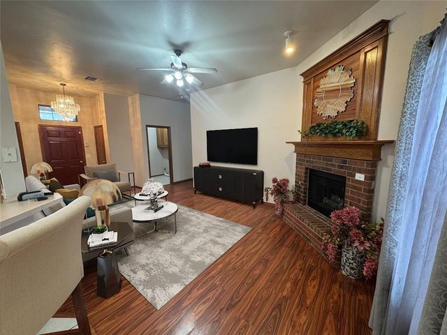 601 N Chisholm Trail Way, Mustang, OK 73064