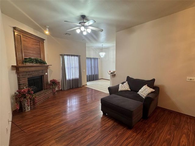 601 N Chisholm Trail Way, Mustang, OK 73064