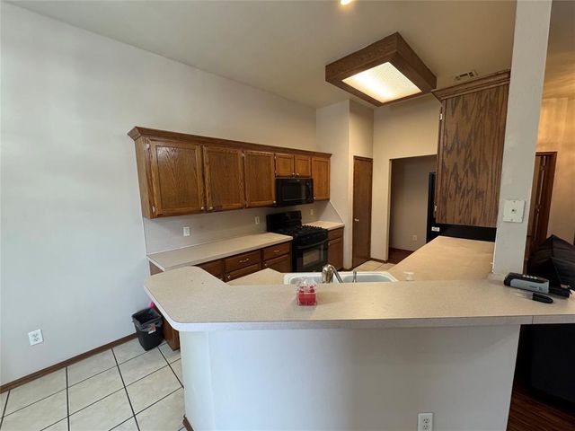 601 N Chisholm Trail Way, Mustang, OK 73064