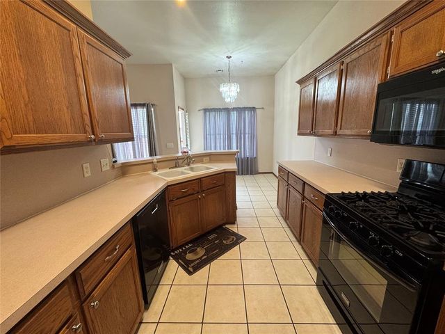 601 N Chisholm Trail Way, Mustang, OK 73064