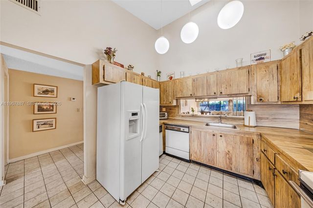 567 NE 199th Ter 1S, Miami, FL 33179