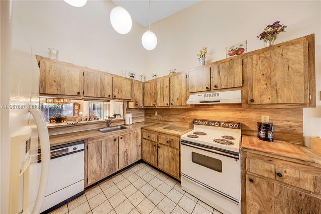 567 NE 199th Ter 1S, Miami, FL 33179