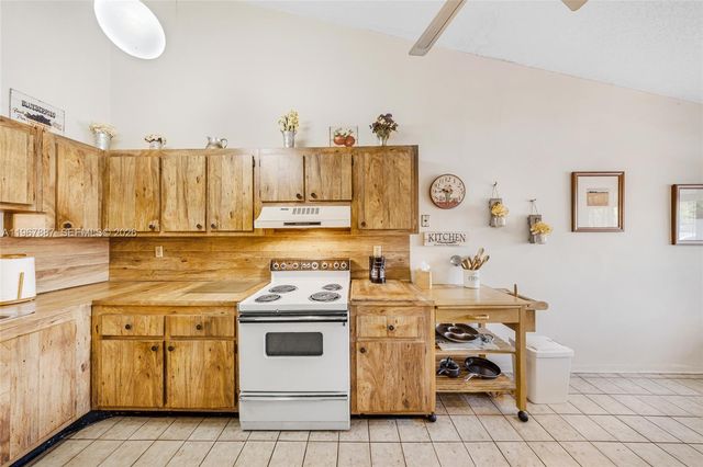 567 NE 199th Ter 1S, Miami, FL 33179