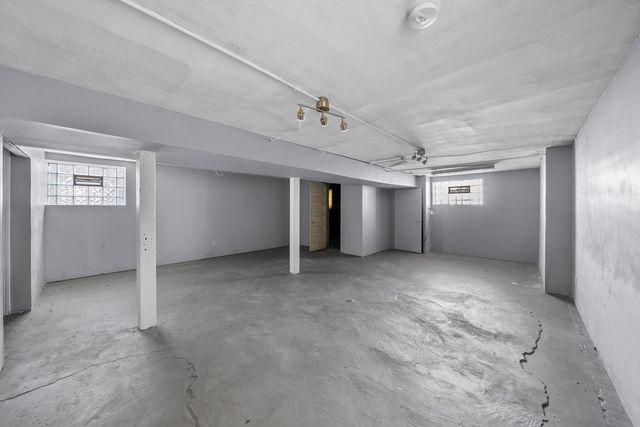 7643 S Paxton Avenue, Chicago, IL 60649