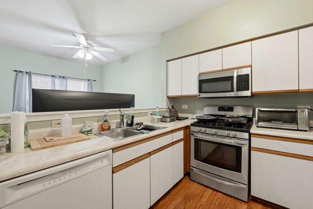 8 Saint Regis Court, Elmhurst, IL 60126