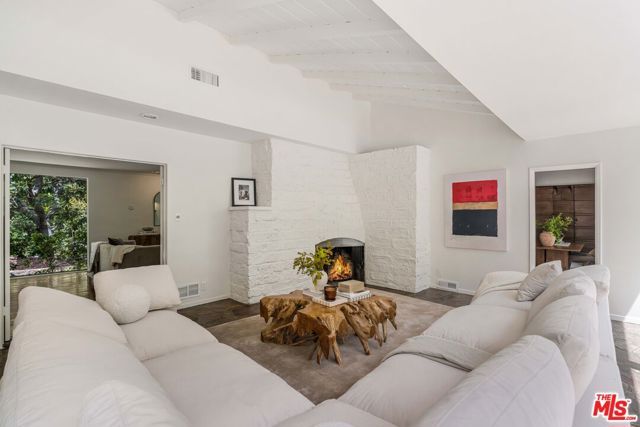 10686 Somma Way, Los Angeles, CA 90077