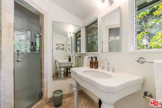 10686 Somma Way, Los Angeles, CA 90077