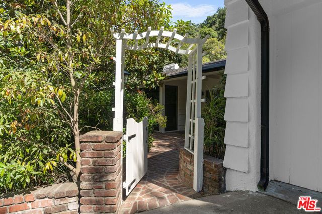10686 Somma Way, Los Angeles, CA 90077