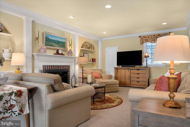 8 MILL CREEK RD, Holland, PA 18966