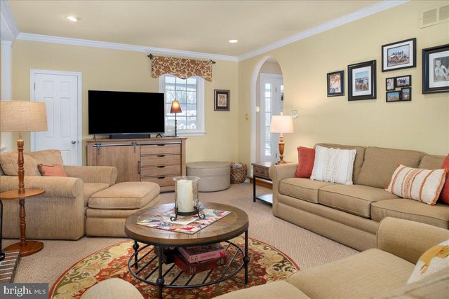 8 MILL CREEK RD, Holland, PA 18966