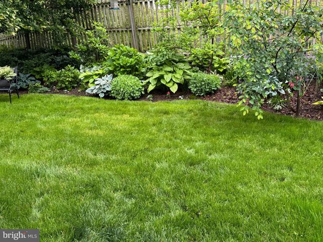 8 MILL CREEK RD, Holland, PA 18966