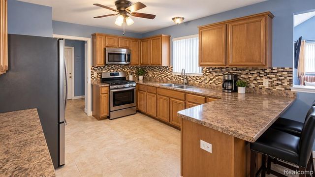 15818 E 14 Mile Road, Fraser, MI 48026