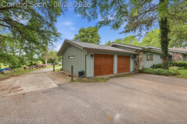 8475 Knox Road, Springfield Charter Township, MI 48348
