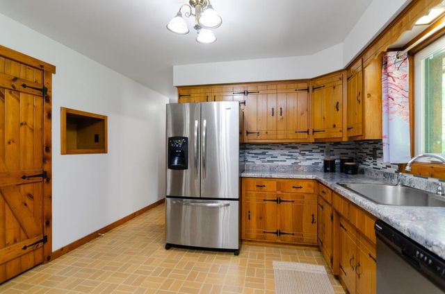 2594 WOOD LANE, Suamico, WI 54313