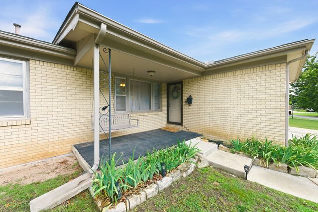 1021 S Wicker St, Wichita, KS 67207