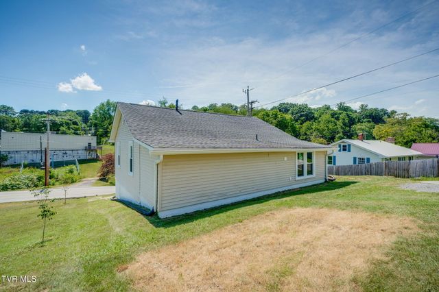 108 Independence Avenue, Mount Carmel, TN 37645