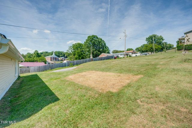 108 Independence Avenue, Mount Carmel, TN 37645