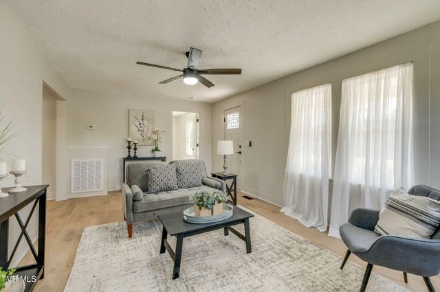 108 Independence Avenue, Mount Carmel, TN 37645