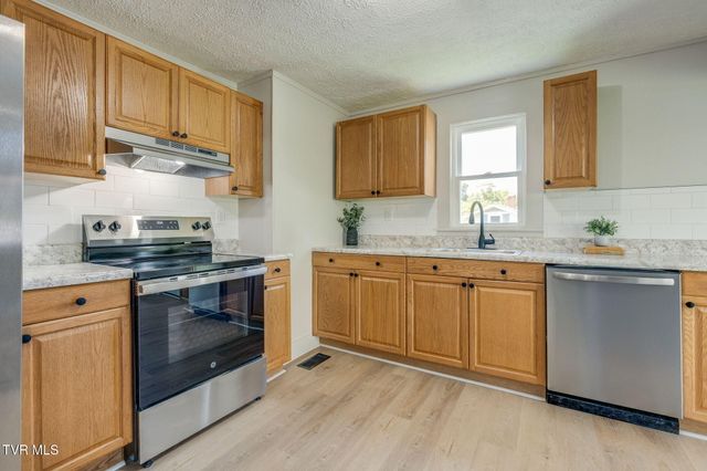 108 Independence Avenue, Mount Carmel, TN 37645