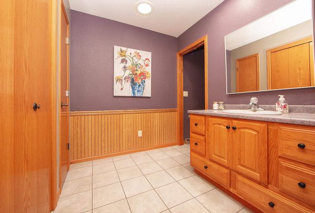 2419 Carstensen Dr, Waverly, IA 50677