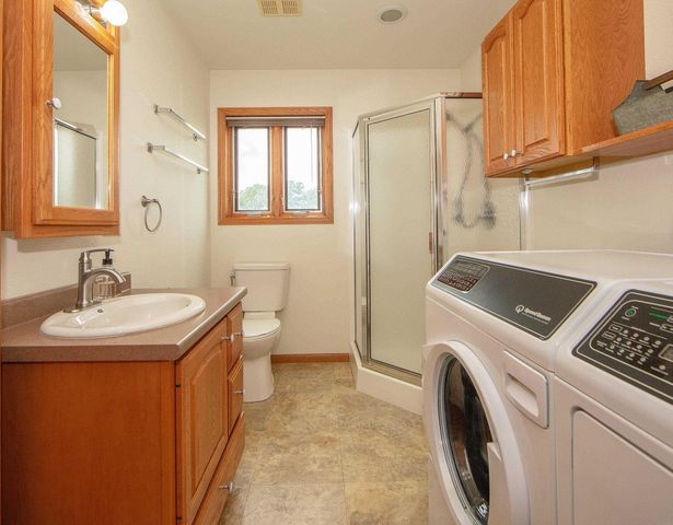 2419 Carstensen Dr, Waverly, IA 50677