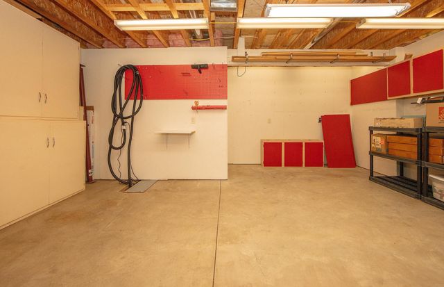 2419 Carstensen Dr, Waverly, IA 50677