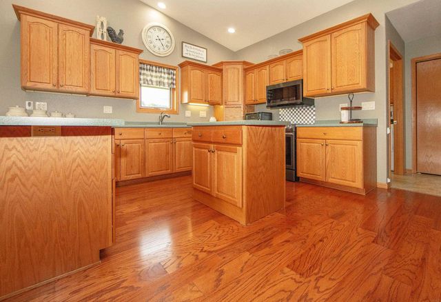 2419 Carstensen Dr, Waverly, IA 50677