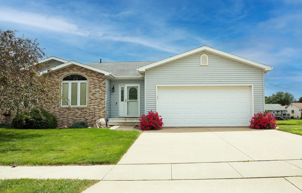 2419 Carstensen Dr, Waverly, IA 50677