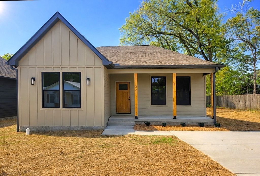 321 Jackson St, White Bluff, TN 37187