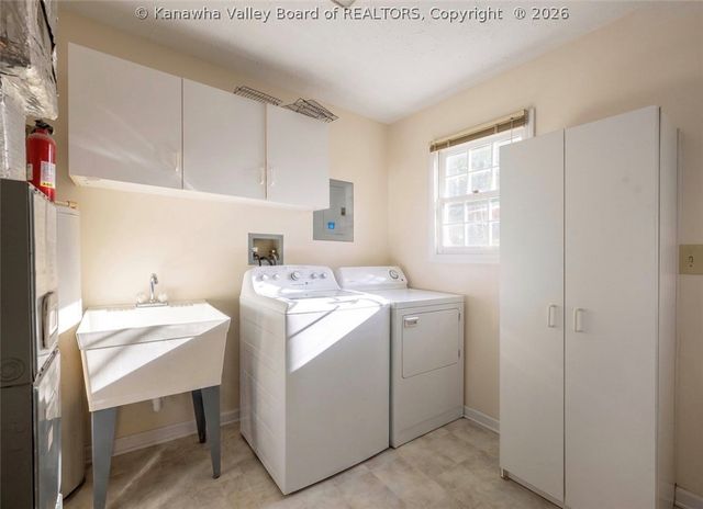 16 Carriage Road, Charleston, WV 25314