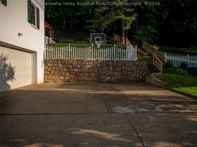 16 Carriage Road, Charleston, WV 25314